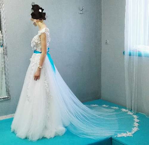 Suknia bogato zdobiona koronki 3D, tren