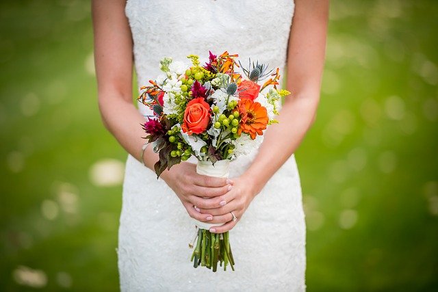 https://pixabay.com/photos/bloom-blossom-bouquet-bride-flora-1851462/