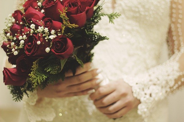 https://pixabay.com/photos/bloom-blossom-bouquet-bride-flora-1850126/