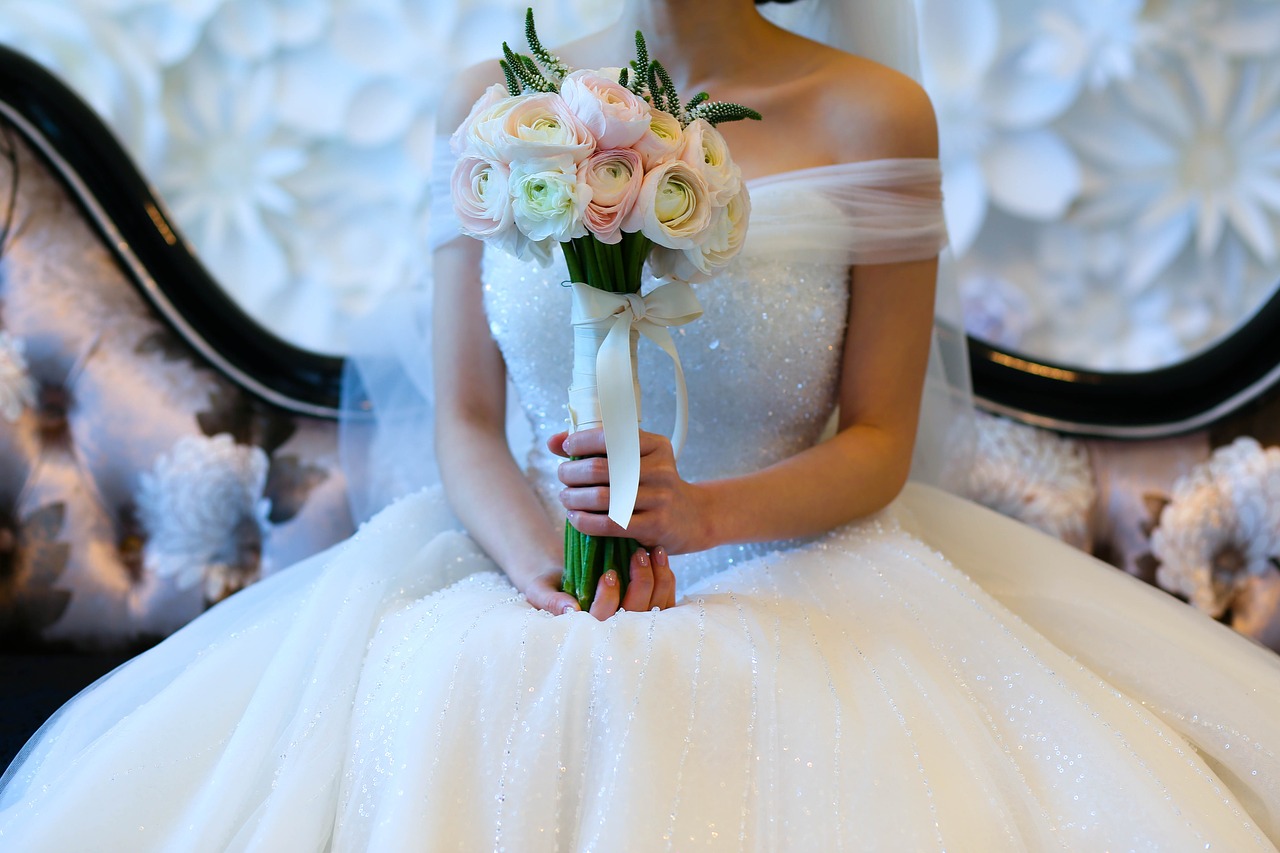 https://pixabay.com/photos/marriage-bouquet-happy-dress-up-2150887/