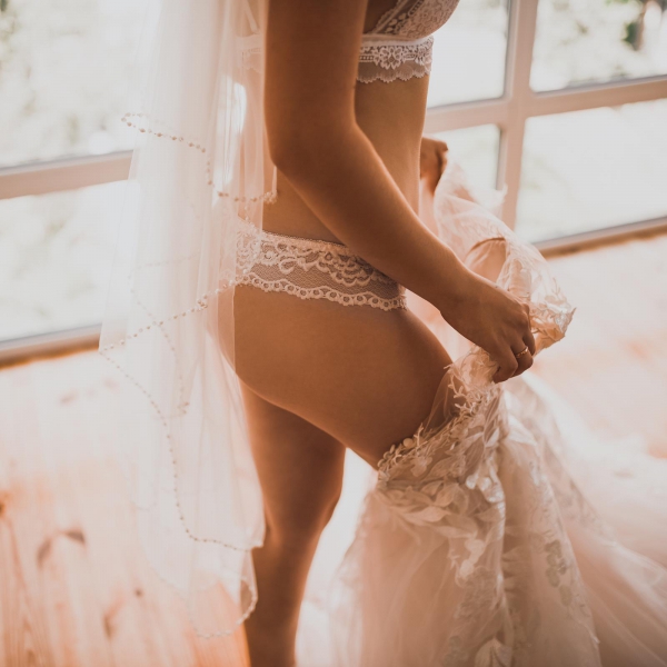 Jaką bieliznę warto założyć pod suknię ślubną?