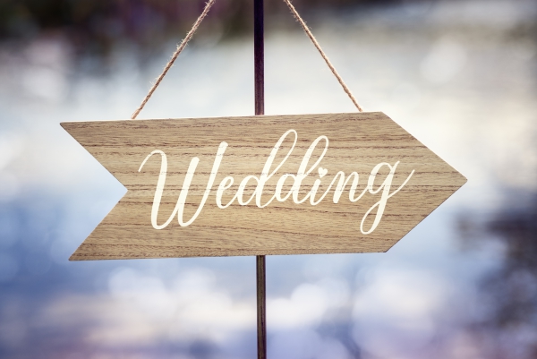 Kameralne przyjęcie czy huczne wesele - jak wybrać idealną formę ślubnej celebracji?